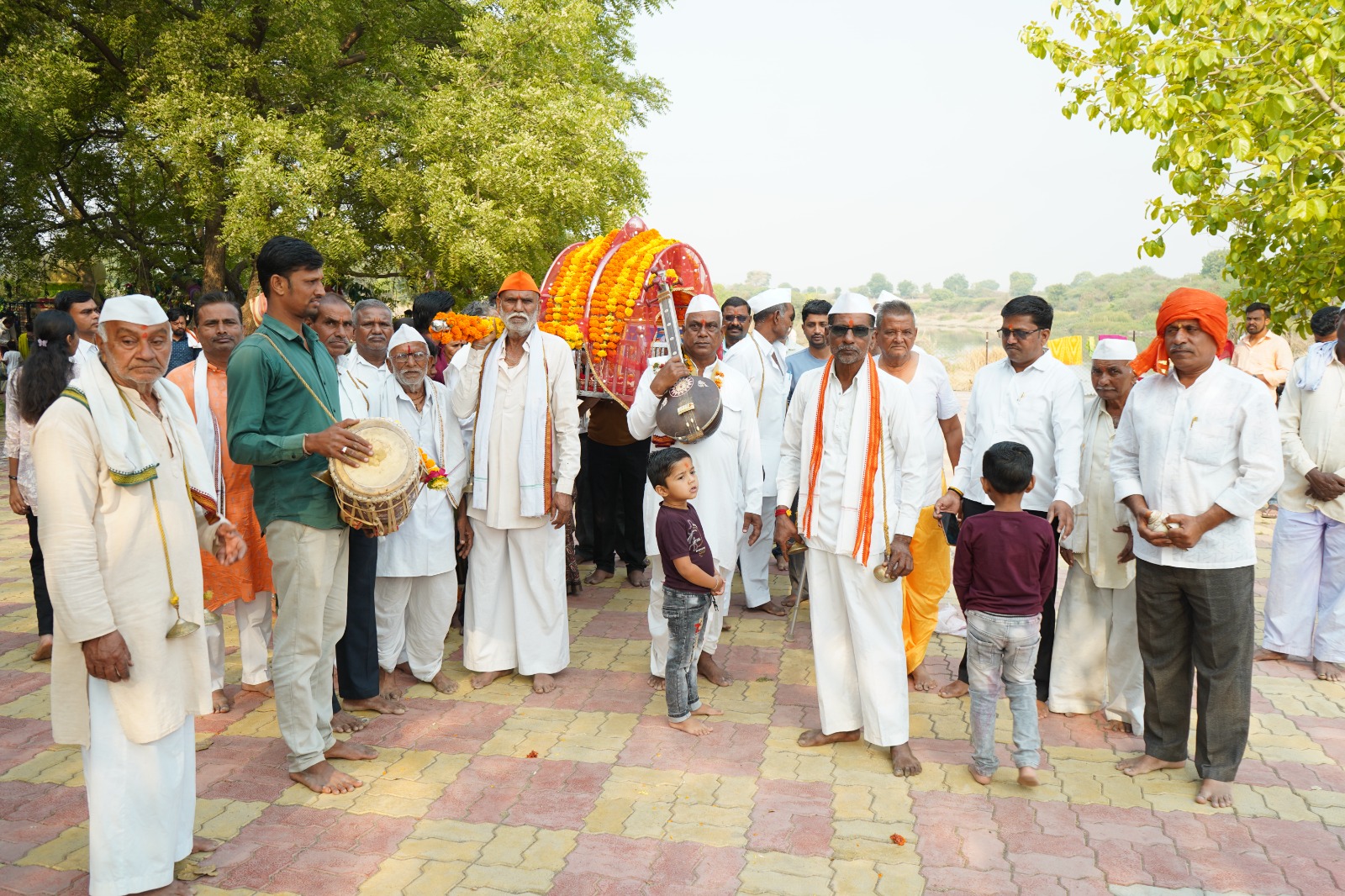 मंदिर दृश्य २